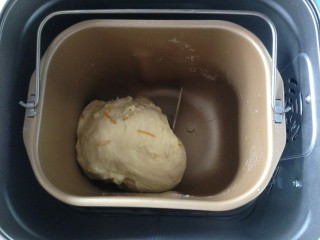 10、面包机版香橙面包,和好的面团,发酵20分钟。