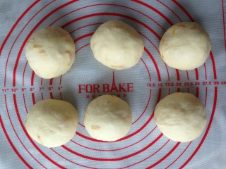 11、面包机版香橙面包,将面团分成六等份,滚圆。