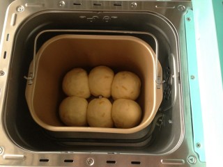 12、面包机版香橙面包,将面包胚摆放在面包桶里,选择发酵50分钟至一个小时。