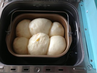 13、面包机版香橙面包,发酵好之后选择烘烤程序,时间36分钟。