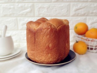 14、面包机版香橙面包,烘烤结束,立即将面包倒出来,放晾架上晾凉。