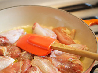 2、咖喱鸡肉饭,锅内中高火预热植物油，将鸡肉表面水分擦干后皮面向下入锅煎至略带焦糖色，盛出待用。此时预热烤箱150摄氏度