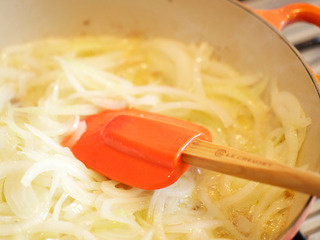 3、咖喱鸡肉饭,用余油煎香洋葱丝至软嫩且半透明