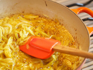 4、咖喱鸡肉饭,入咖喱粉（1cup rice should be seasoned with 1/4tsp curry powder），翻炒均匀至香气散出