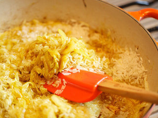 5、咖喱鸡肉饭,入米饭一同翻炒，直到油脂均匀裹覆米粒，大概3min