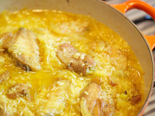 6、咖喱鸡肉饭,按照米包装所示水量加入高汤，盐调味