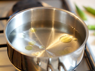 8、咖喱鸡肉饭,准备一锅沸水，入少许橄榄油和盐，焯水至翠绿色后立即用冰水冷却，随即放入冰箱待用