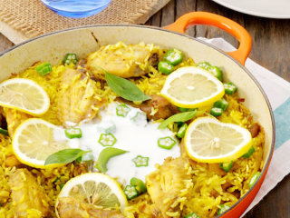10、咖喱鸡肉饭,饭焖好出锅后拌入秋葵，以酸奶为sauce，配上柠檬片或一些你喜欢的香草，就一起开动吧