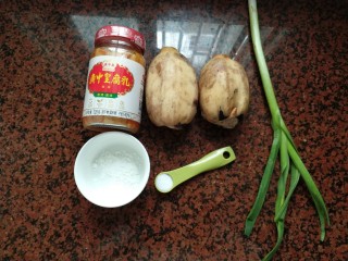 1、莲藕炒腐乳,先将所有食材准备好