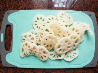 2、莲藕炒腐乳,莲藕洗净削皮切成片，切越薄越好，我刀工不好请忽略。