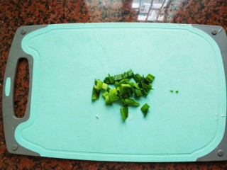 3、莲藕炒腐乳,蒜洗净切小段