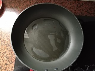 5、莲藕炒腐乳,平底锅热油