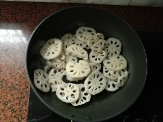 6、莲藕炒腐乳,锅热后，倒入切好的藕片，中火翻炒至5分熟