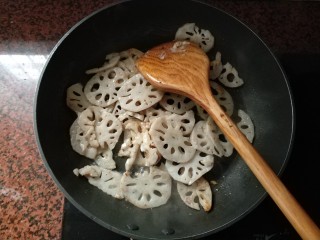 7、莲藕炒腐乳,加入腐乳泥，继续用中火翻炒均匀