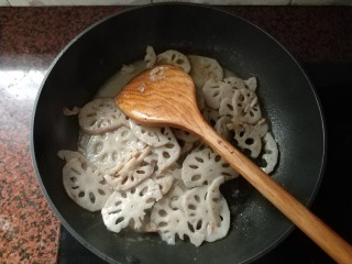 8、莲藕炒腐乳,再加入勾芡好的玉米淀粉，加一点点清水。