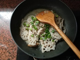 9、莲藕炒腐乳,最后撒切好的蒜，加去适量的糖提鲜