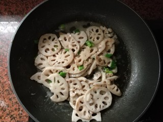 10、莲藕炒腐乳,翻炒均匀，大火收汁就可以了