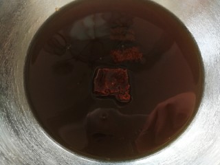 5、红糖发糕,把温水倒进红糖里面，让红糖融化，带点颗粒更好