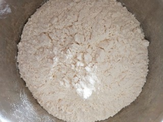 6、红糖发糕,面粉称重放进容器里面