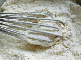 8、红糖发糕,用蛋抽搅打均匀