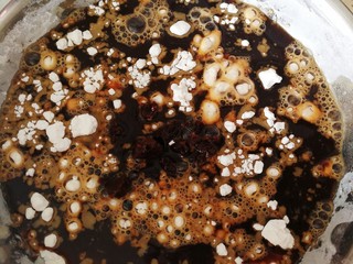 9、红糖发糕,把放凉的红糖水倒入面粉混合物里面