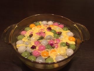 1、玫瑰蛋花炫彩小汤圆,来一张成品很漂亮吧。