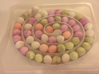 3、玫瑰蛋花炫彩小汤圆,剪开外包装漂亮的小汤圆。