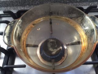 6、玫瑰蛋花炫彩小汤圆,开火烧水煮汤圆。