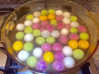 8、玫瑰蛋花炫彩小汤圆,全部飘起就熟了。