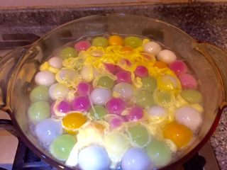 9、玫瑰蛋花炫彩小汤圆,鸡蛋打散，用筷子挡着，留一个小缝倒入锅中，不要马上搅拌。