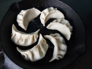 3、抱蛋煎饺,放油，中火煎。