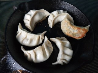 4、抱蛋煎饺,饺子底部煎出锅巴，像这样。