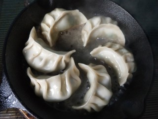 5、抱蛋煎饺,放适量的清水，水量以没入饺子一半高度为准。