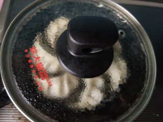 6、抱蛋煎饺,盖上锅盖。