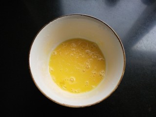 8、抱蛋煎饺,打散。