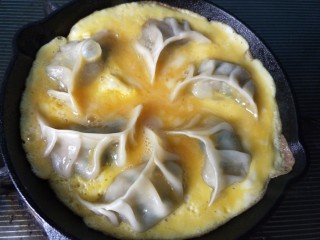 10、抱蛋煎饺,小火煎，让蛋液慢慢凝固。