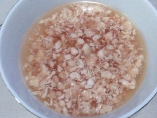 1、简易杂酱,肉用水泡散开。