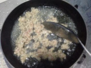 3、简易杂酱,倒油，淹过肉沫得油，炒肉沫。