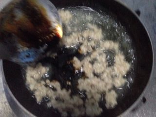 4、简易杂酱,肉沫熟了，加一勺酱油（老抽），翻炒。