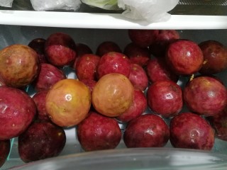 1、百香果皮糖,百香果冲洗干净。