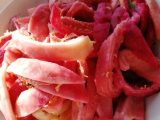 2、百香果皮糖,挖去果肉，削去最外边一层硬皮，冲洗干净，用刀切条。