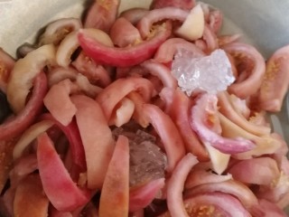 3、百香果皮糖,一大碗水烧开，放入果皮轻煮一分钟，水倒掉，加一碗新水和半个百香果汁，放入冰糖，小火搅拌。