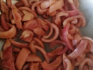 4、百香果皮糖,水份减少，冰糖融化，一直搅拌。