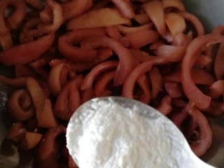 5、百香果皮糖,水份基本没有，锅底微黏的时候关火，晾凉一些洒上玉米淀粉，拌匀。