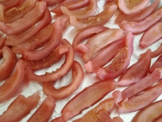 6、百香果皮糖,烤盘铺锡纸，摆平。