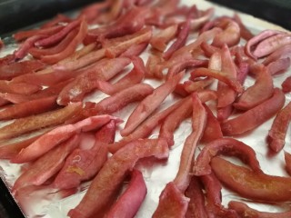 9、百香果皮糖,凉晾。