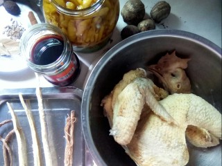 1、#冬季暖心菜#    粱山鸡,准备食材。