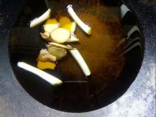 2、#冬季暖心菜#    粱山鸡,炒锅倒菜籽油，放葱姜小火炒香。