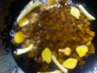 3、#冬季暖心菜#    粱山鸡,加野山椒炒香。