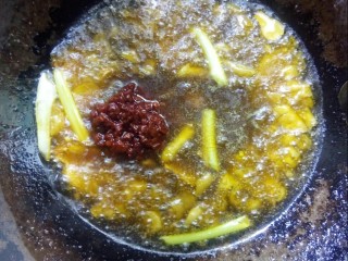 4、#冬季暖心菜#    粱山鸡,加郫县豆瓣酱炒香。